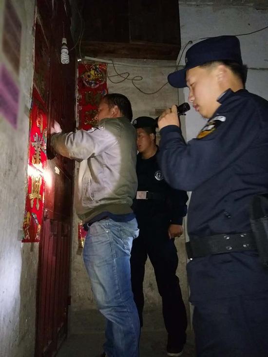 永州粗心妈妈误将幼女锁家中 民警全城寻开锁师傅开门